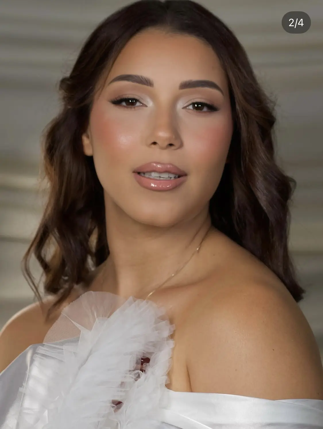 Retrato editorial de Esther Barranco con vestido blanco