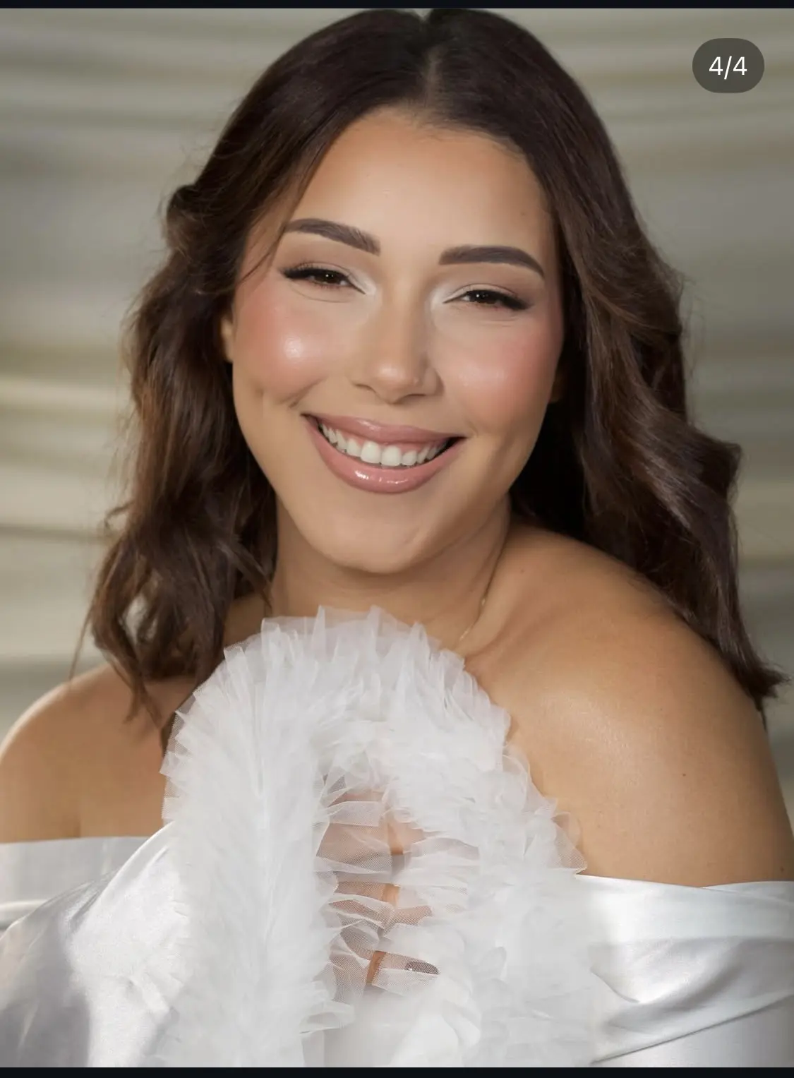 Esther Barranco sonriendo en una sesión editorial
