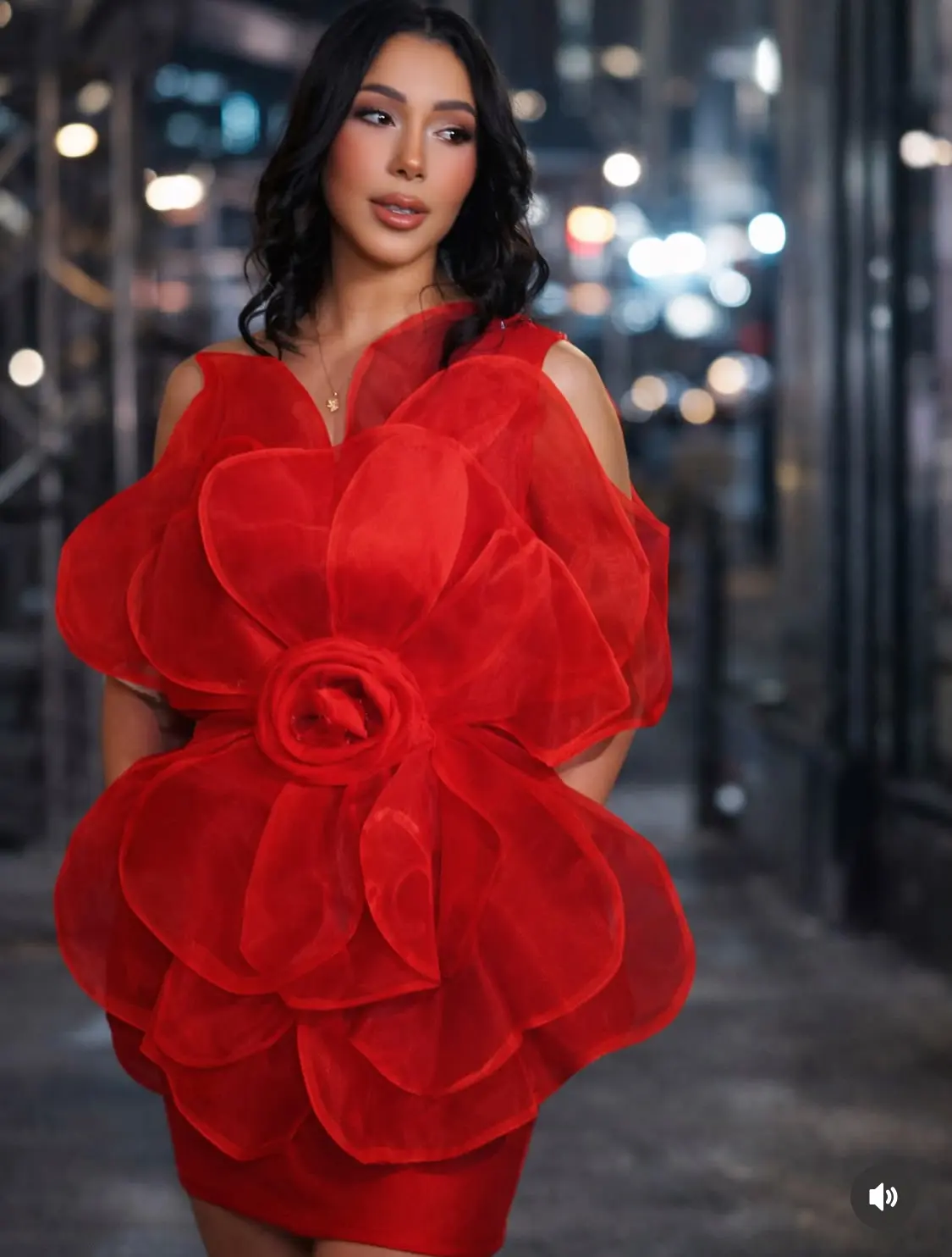 Esther Barranco con un look rojo de diseño floral