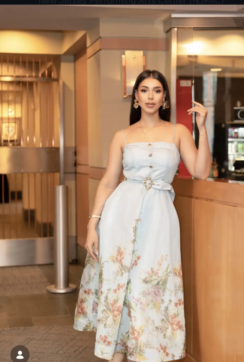 Esther Barranco con vestido floral en un evento